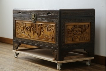 アジアンヴィンテージ　全面に施された彫刻が豪華なトランク　(R-077472)