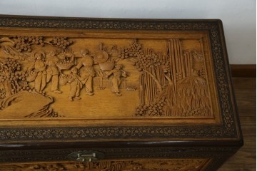 アジアンヴィンテージ　全面に施された彫刻が豪華なトランク　(R-077472)