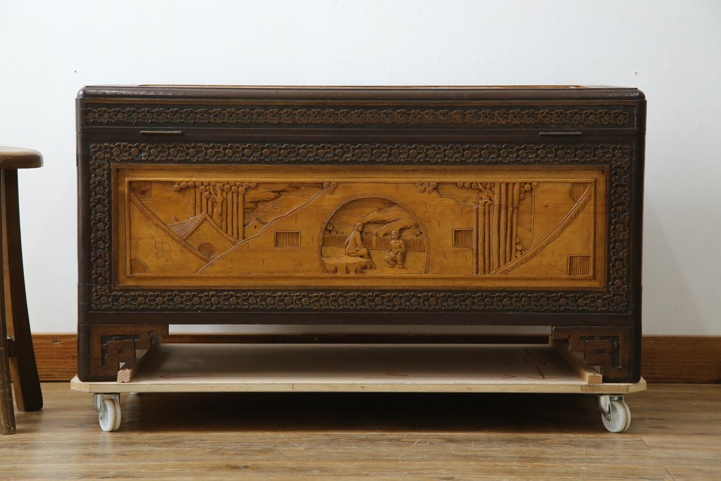 アジアンヴィンテージ　全面に施された彫刻が豪華なトランク　(R-077472)