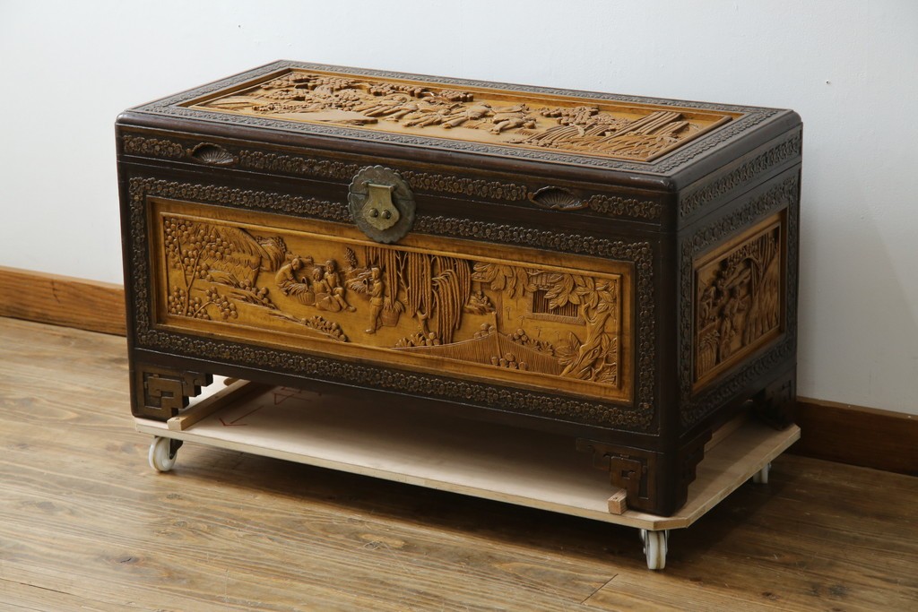 アジアンヴィンテージ　全面に施された彫刻が豪華なトランク　(R-077472)