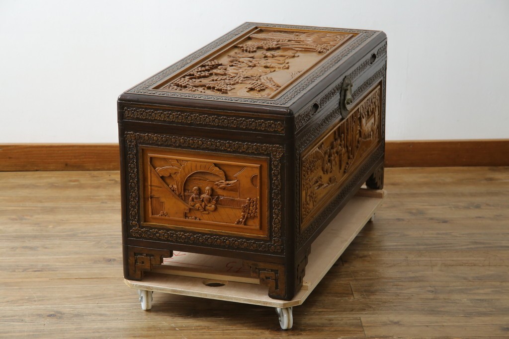 アジアンヴィンテージ　全面に施された彫刻が豪華なトランク　(R-077472)