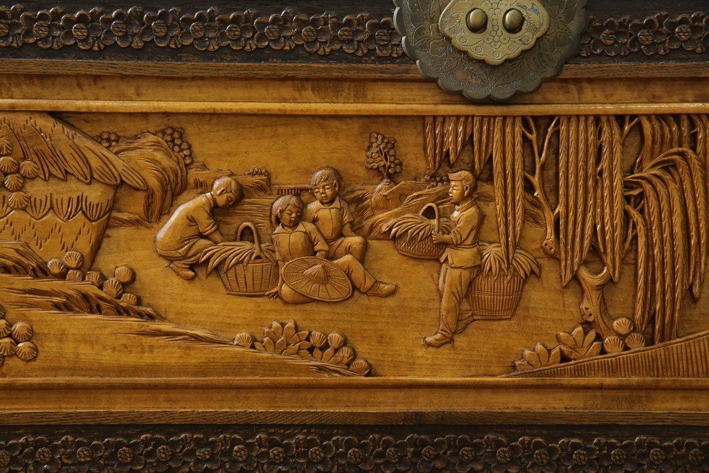 アジアンヴィンテージ　全面に施された彫刻が豪華なトランク　(R-077472)