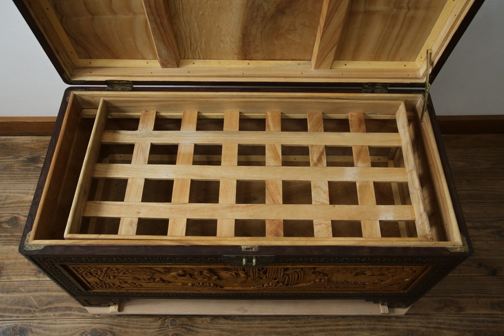 アジアンヴィンテージ　全面に施された彫刻が豪華なトランク　(R-077472)