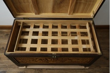 アジアンヴィンテージ　全面に施された彫刻が豪華なトランク　(R-077472)