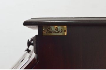 アメリカビンテージ　高級品!!　アダムビート(Adam Bede)　シンプルでクラシカルな佇まいが魅力的なライティングビューロー(簿記机、ワークデスク、サイドチェスト、在宅用、在宅ワーク用、ヴィンテージ)(R-077475)