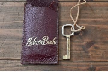 アメリカビンテージ　高級品!!　アダムビート(Adam Bede)　シンプルでクラシカルな佇まいが魅力的なライティングビューロー(簿記机、ワークデスク、サイドチェスト、在宅用、在宅ワーク用、ヴィンテージ)(R-077475)