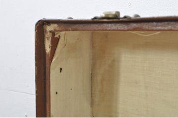 アンティーク雑貨　使い込まれた風合いが味わい深い船トランク(舟トランク、ブランケットボックス、トランクテーブル、センターテーブル、ローテーブル、ディスプレイ雑貨、収納箱、店舗什器) (R-077517)