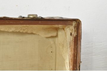 アンティーク雑貨　使い込まれた風合いが味わい深い船トランク(舟トランク、ブランケットボックス、トランクテーブル、センターテーブル、ローテーブル、ディスプレイ雑貨、収納箱、店舗什器) (R-077517)
