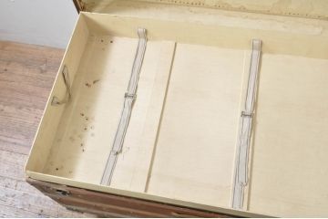アンティーク雑貨　使い込まれた風合いが味わい深い船トランク(舟トランク、ブランケットボックス、トランクテーブル、センターテーブル、ローテーブル、ディスプレイ雑貨、収納箱、店舗什器) (R-077517)
