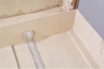 アンティーク雑貨　使い込まれた風合いが味わい深い船トランク(舟トランク、ブランケットボックス、トランクテーブル、センターテーブル、ローテーブル、ディスプレイ雑貨、収納箱、店舗什器) (R-077517)