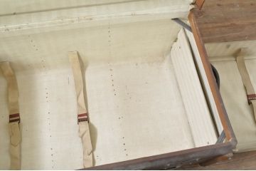和製アンティーク　レトロな雰囲気がおしゃれな船トランク(舟トランク、ブランケットボックス、トランクテーブル、センターテーブル、ローテーブル、ディスプレイ雑貨、収納箱、店舗什器) (R-077519)