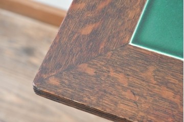 イギリスアンティーク　オーク材　タイルトップと脚のデザインがお洒落なサイドテーブル　(R-077520)