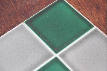 イギリスアンティーク　オーク材　タイルトップと脚のデザインがお洒落なサイドテーブル　(R-077520)