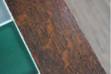 イギリスアンティーク　オーク材　タイルトップと脚のデザインがお洒落なサイドテーブル　(R-077520)