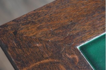 イギリスアンティーク　オーク材　タイルトップと脚のデザインがお洒落なサイドテーブル　(R-077520)