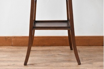 イギリスアンティーク　オーク材　タイルトップと脚のデザインがお洒落なサイドテーブル　(R-077520)