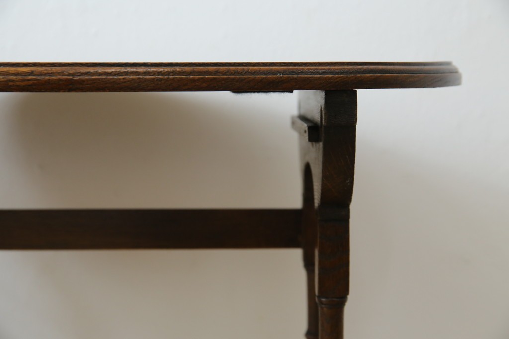 イギリスアンティーク　オーク材　落ち着いた色味とスラリと伸びた脚が魅力的なネストテーブル　(R-077521)