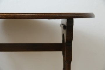 イギリスアンティーク　オーク材　落ち着いた色味とスラリと伸びた脚が魅力的なネストテーブル　(R-077521)