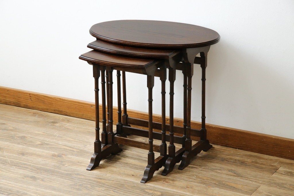 イギリスアンティーク　オーク材　落ち着いた色味とスラリと伸びた脚が魅力的なネストテーブル　(R-077521)