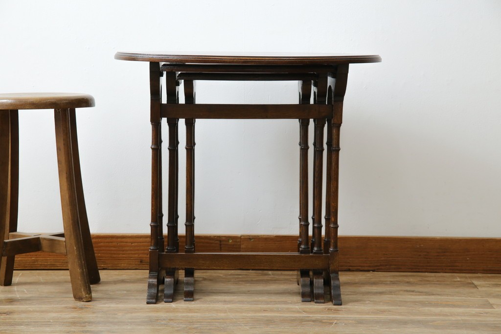 イギリスアンティーク　オーク材　落ち着いた色味とスラリと伸びた脚が魅力的なネストテーブル　(R-077521)