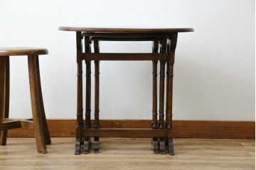 イギリスアンティーク　オーク材　落ち着いた色味とスラリと伸びた脚が魅力的なネストテーブル　(R-077521)