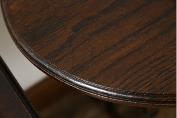 イギリスアンティーク　オーク材　落ち着いた色味とスラリと伸びた脚が魅力的なネストテーブル　(R-077521)