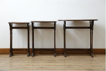 イギリスアンティーク　オーク材　落ち着いた色味とスラリと伸びた脚が魅力的なネストテーブル　(R-077521)