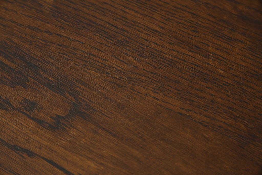 イギリスアンティーク　オーク材　落ち着いた色味とスラリと伸びた脚が魅力的なネストテーブル　(R-077521)