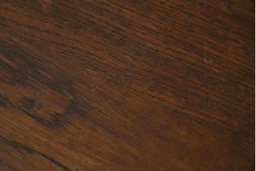 イギリスアンティーク　オーク材　落ち着いた色味とスラリと伸びた脚が魅力的なネストテーブル　(R-077521)