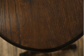 イギリスアンティーク　オーク材　落ち着いた色味とスラリと伸びた脚が魅力的なネストテーブル　(R-077521)