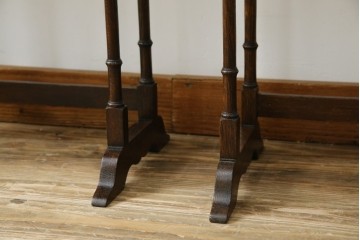 イギリスアンティーク　オーク材　落ち着いた色味とスラリと伸びた脚が魅力的なネストテーブル　(R-077521)