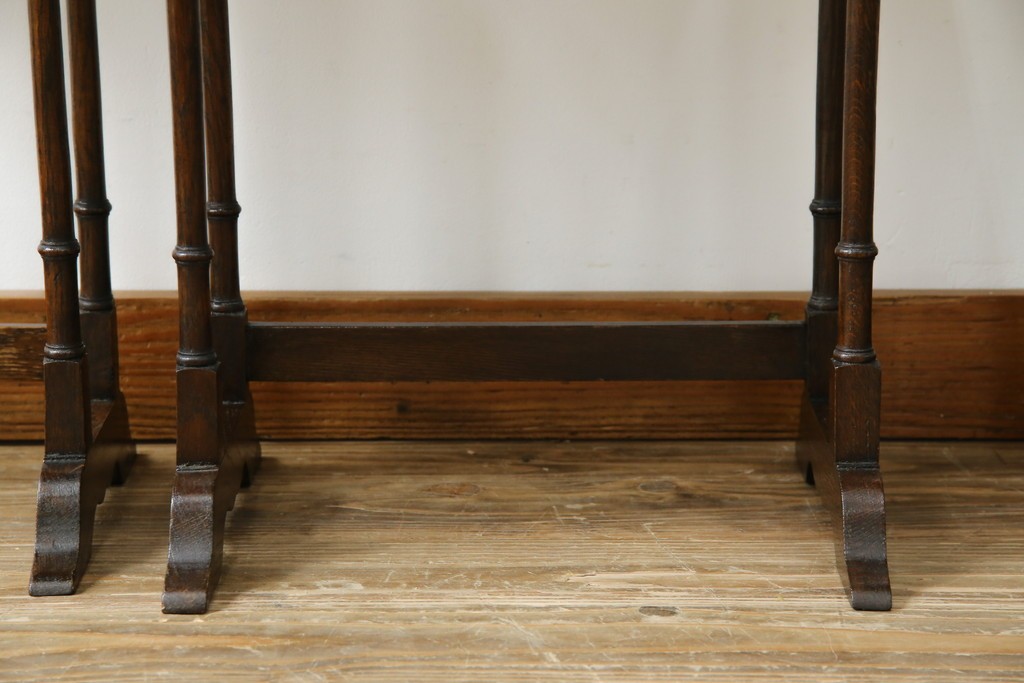 イギリスアンティーク　オーク材　落ち着いた色味とスラリと伸びた脚が魅力的なネストテーブル　(R-077521)