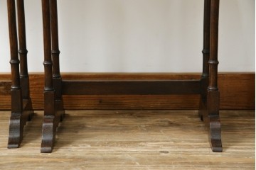 イギリスアンティーク　オーク材　落ち着いた色味とスラリと伸びた脚が魅力的なネストテーブル　(R-077521)