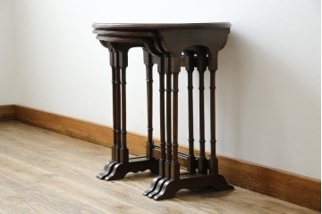 イギリスアンティーク　オーク材　落ち着いた色味とスラリと伸びた脚が魅力的なネストテーブル　(R-077521)