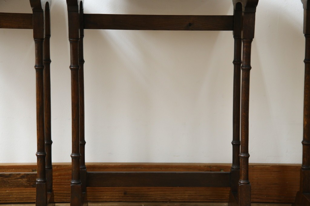 イギリスアンティーク　オーク材　落ち着いた色味とスラリと伸びた脚が魅力的なネストテーブル　(R-077521)