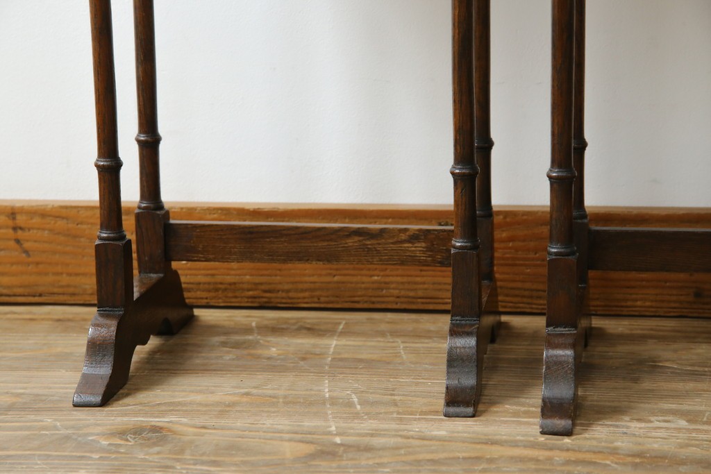 イギリスアンティーク　オーク材　落ち着いた色味とスラリと伸びた脚が魅力的なネストテーブル　(R-077521)