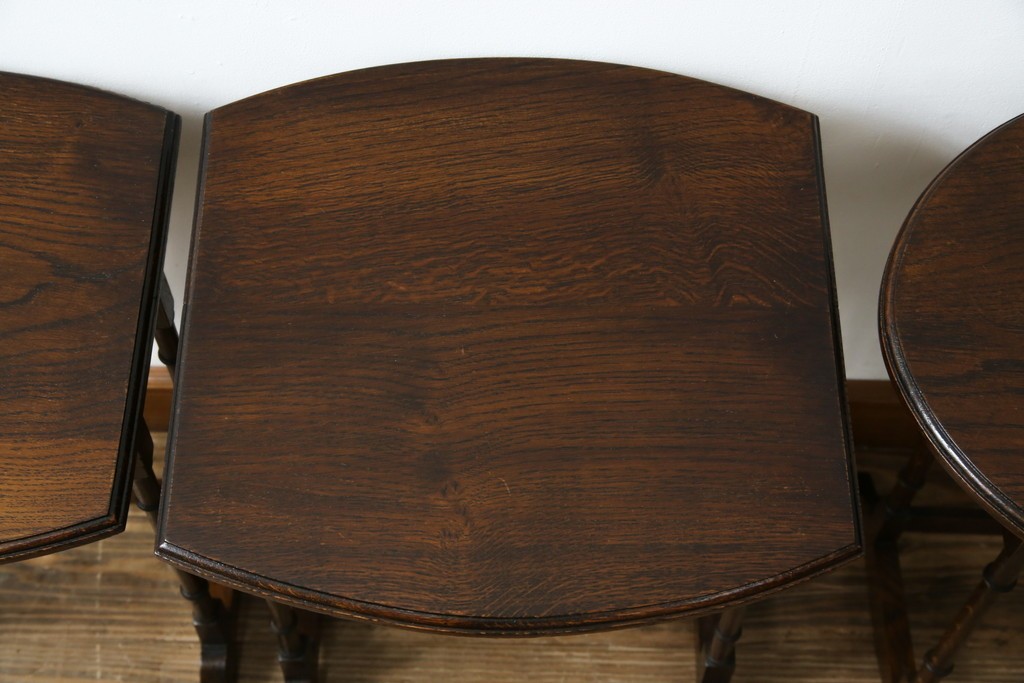 イギリスアンティーク　オーク材　落ち着いた色味とスラリと伸びた脚が魅力的なネストテーブル　(R-077521)