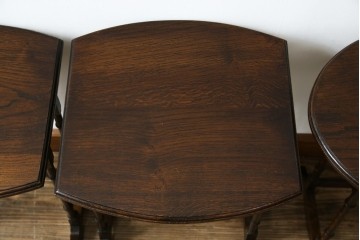 イギリスアンティーク　オーク材　落ち着いた色味とスラリと伸びた脚が魅力的なネストテーブル　(R-077521)