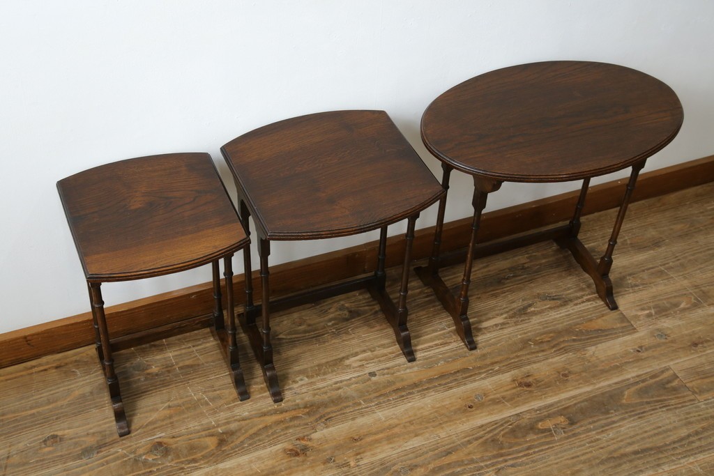 イギリスアンティーク　オーク材　落ち着いた色味とスラリと伸びた脚が魅力的なネストテーブル　(R-077521)