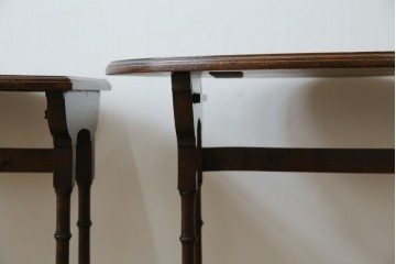 イギリスアンティーク　オーク材　落ち着いた色味とスラリと伸びた脚が魅力的なネストテーブル　(R-077521)