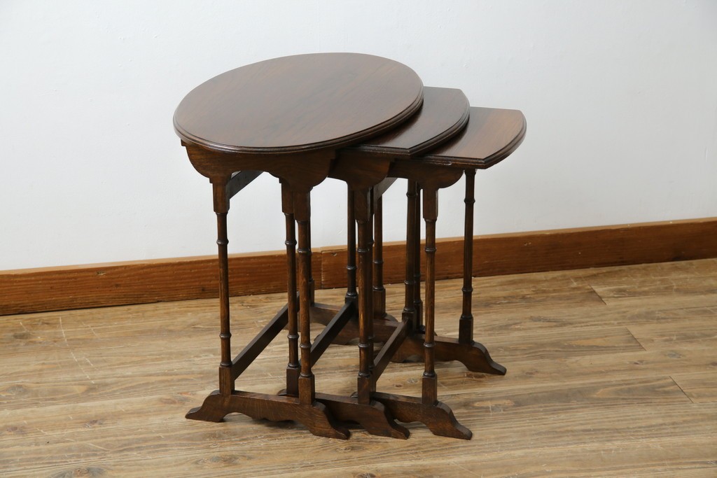 イギリスアンティーク　オーク材　落ち着いた色味とスラリと伸びた脚が魅力的なネストテーブル　(R-077521)