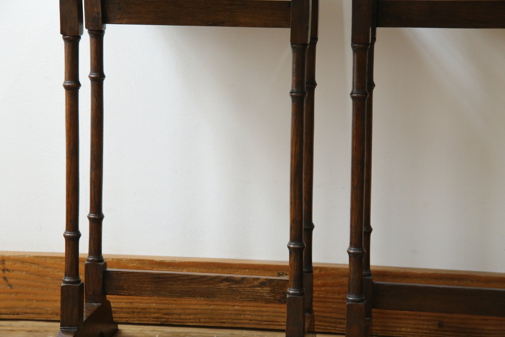 イギリスアンティーク　オーク材　落ち着いた色味とスラリと伸びた脚が魅力的なネストテーブル　(R-077521)