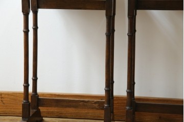 イギリスアンティーク　オーク材　落ち着いた色味とスラリと伸びた脚が魅力的なネストテーブル　(R-077521)