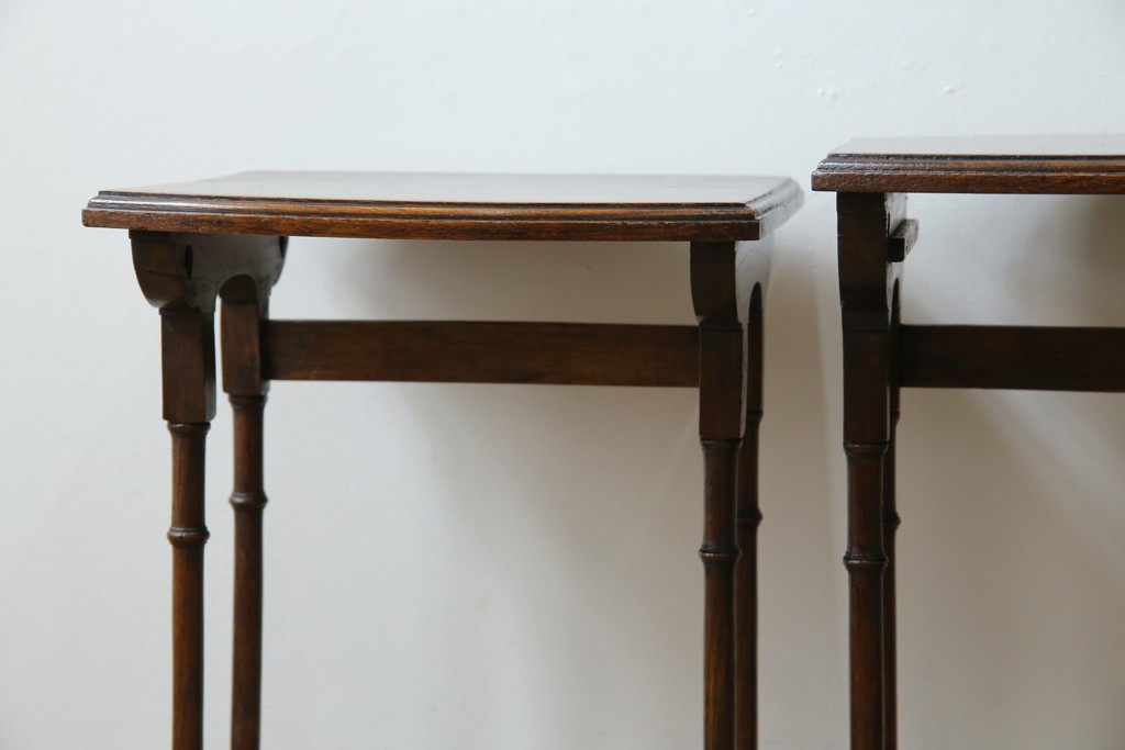 イギリスアンティーク　オーク材　落ち着いた色味とスラリと伸びた脚が魅力的なネストテーブル　(R-077521)