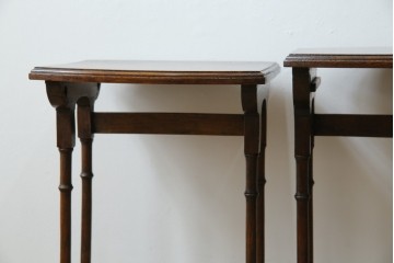 イギリスアンティーク　オーク材　落ち着いた色味とスラリと伸びた脚が魅力的なネストテーブル　(R-077521)