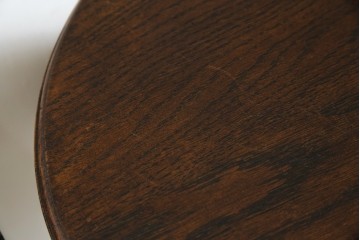 イギリスアンティーク　オーク材　落ち着いた色味とスラリと伸びた脚が魅力的なネストテーブル　(R-077521)