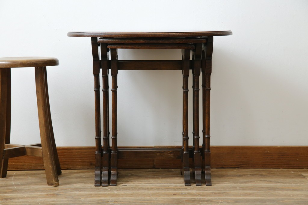 イギリスアンティーク　オーク材　落ち着いた色味とスラリと伸びた脚が魅力的なネストテーブル　(R-077521)