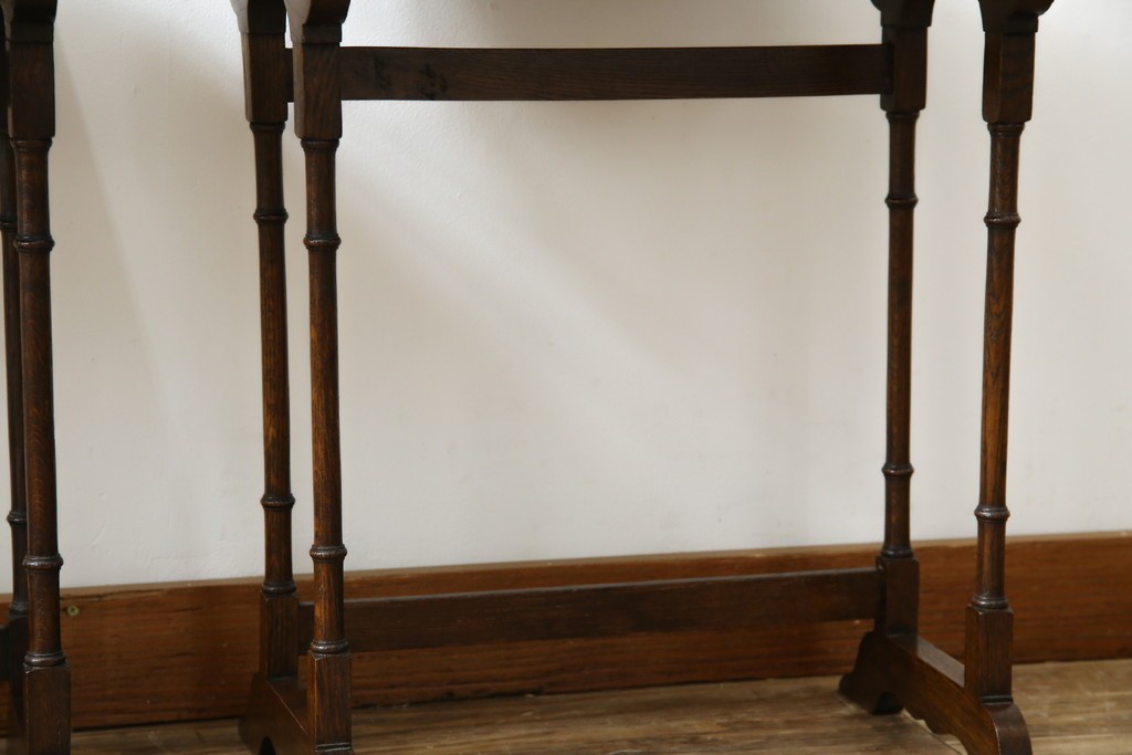 イギリスアンティーク　オーク材　落ち着いた色味とスラリと伸びた脚が魅力的なネストテーブル　(R-077521)