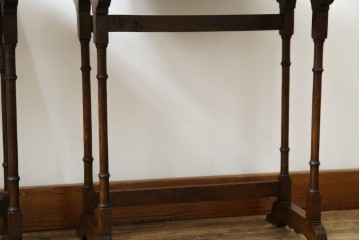 イギリスアンティーク　オーク材　落ち着いた色味とスラリと伸びた脚が魅力的なネストテーブル　(R-077521)