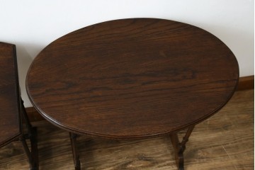 イギリスアンティーク　オーク材　落ち着いた色味とスラリと伸びた脚が魅力的なネストテーブル　(R-077521)